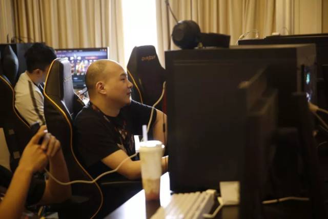 ZETA DIVISION 将与主播 Laz 举办首次单独粉丝见面会；