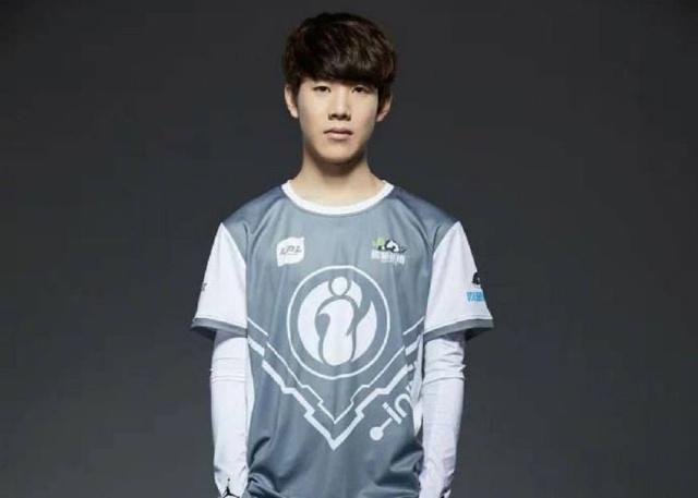 LPL A组资格赛： Weibo Gaming 和 Bilibili Gaming 进入了 Team WE 的巅峰组，经过加赛战胜了 EDward Gaming 以保持机会