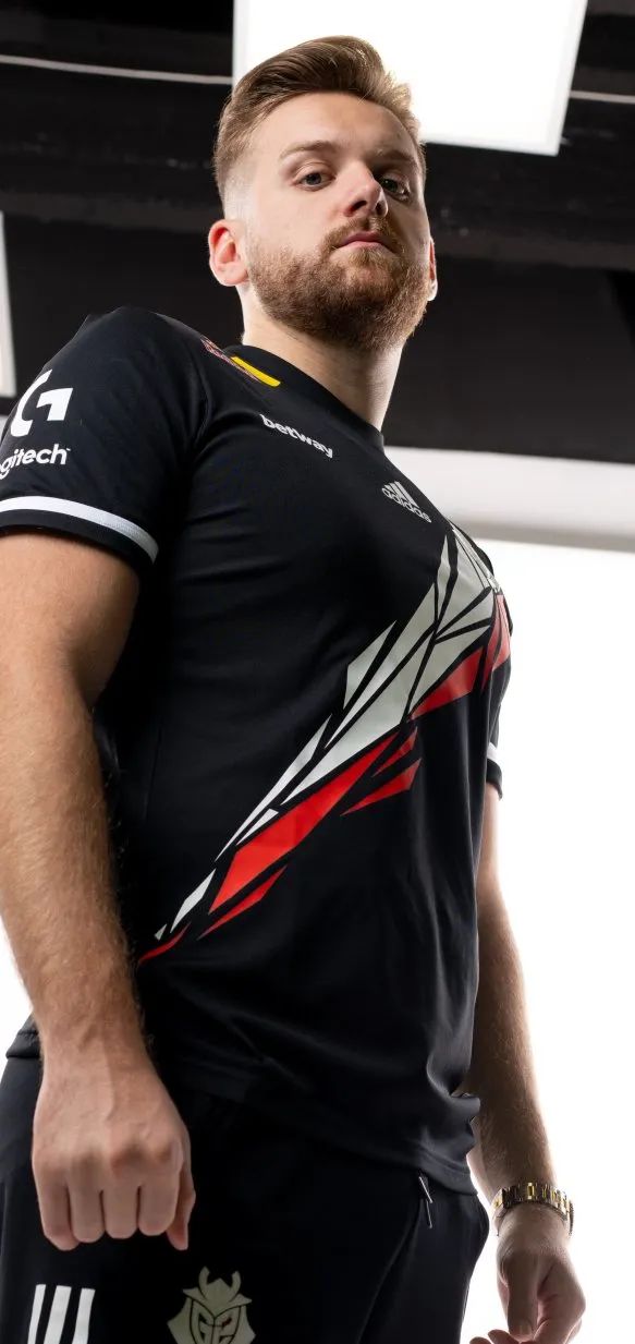 Uzi微博分享健身照片：上海最近下雨，跑的很爽