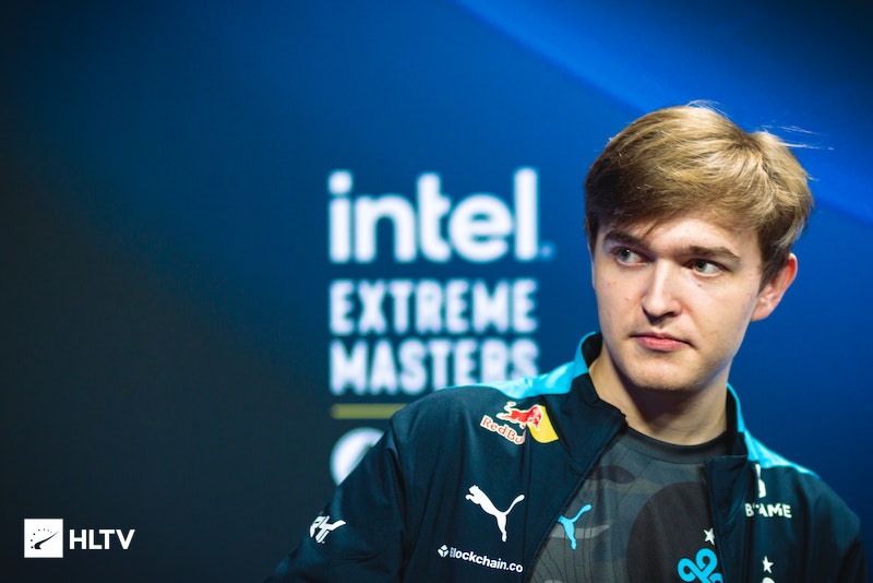 LGD Gaming 恭喜中路选手 xqw 出道两周年：坚定地走在自己的舞台上